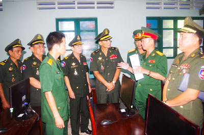 Đoàn cán bộ Cục Thông tin, Bộ Quốc phòng Vương quốc Campuchia thăm giảng đường chuyên dùng về tổ chức thông tin của trường.