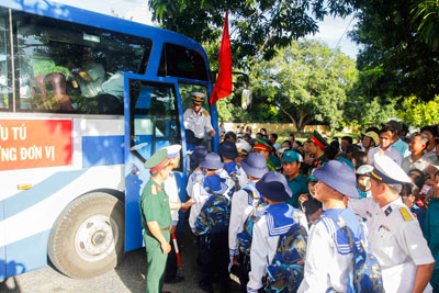 Tân binh lên xe vào đơn vị.
