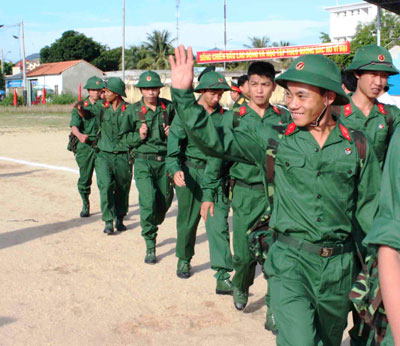 Các tân binh tạm biệt người thân lên đường.