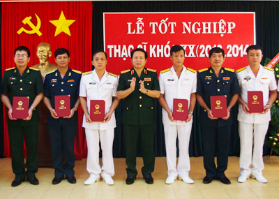 Thiếu tướng, Phó Giáo sư, Tiến sĩ Nguyễn Đình Minh - Giám đốc Học viện Chính trị trao bằng thạc sĩ cho học viên.