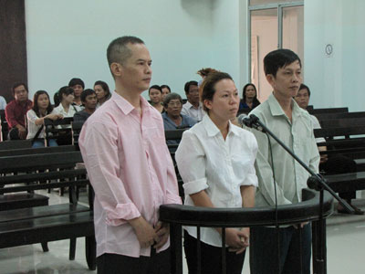 Từ trái qua, các bị cáo: Nguyễn Tuấn Anh,  Phạm Thị Hồng Phúc, Nguyễn Đức Lễ.