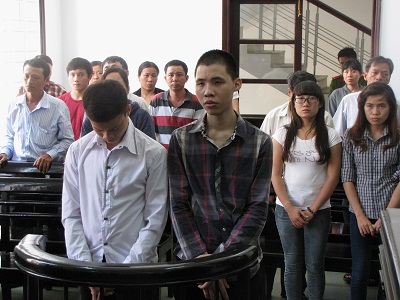 Bị cáo Đỗ Quang Hùng (phải) và Đặng Văn Thành. 