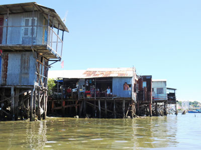 Xóm nhà chồ ở tổ 6 Hà Ra thường xuyên có nhà sập vào mùa mưa bão.