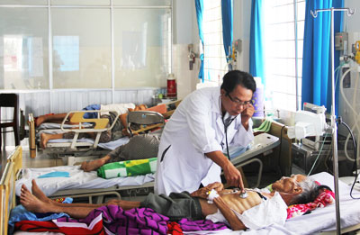 Khám bệnh tại Trung tâm Y tế huyện Cam Lâm.