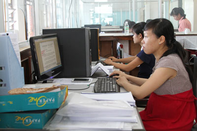 Cán bộ Văn phòng HĐND và UBND TP. Cam Ranh xử lý công việc thông qua phần mềm Eoffice.