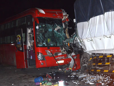 Đầu chiếc xe khách tan nát