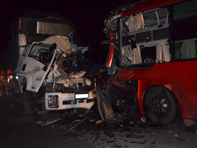 và đầu chiếc xe tải tan nát