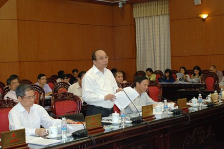 Phó Thủ tướng Nguyễn Xuân Phúc thay mặt Chính phủ trình bày dự thảo Bộ luật sửa đổi tại phiên họp của Ủy ban Thường vụ Quốc hội. Ảnh: VGP/Lê Sơn