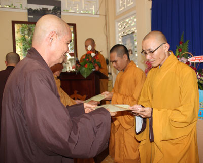 Đại diện Ban Trị sự Giáo hội Phật giáo tỉnh trao quyết định bổ nhiệm.