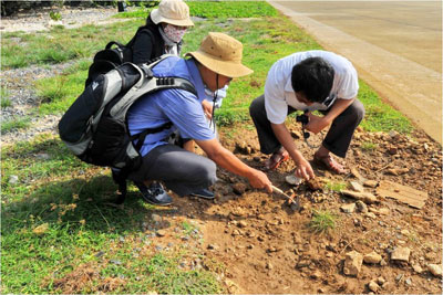 Các nhà nghiên cứu đi khảo sát về khảo cổ ở đảo Trường Sa Lớn.