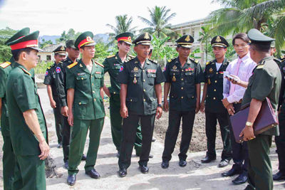 Giao lưu với cán bộ, chiến sĩ Tiểu đoàn 460