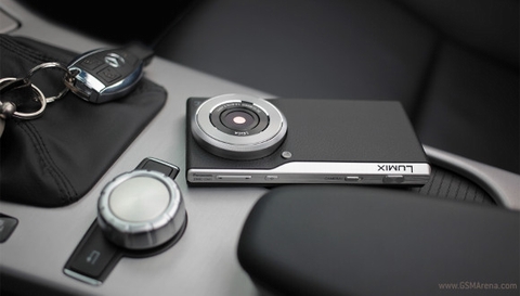 Máy cũng hỗ trợ các kết nối WiFi, Bluetooth, GPS, NFC và hoạt động trên hệ điều hành Android 4.4 KitKat. (Ảnh minh họa)