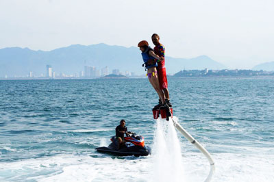 Flyboard mang lại cảm giác mới lạ cho du khách ưa thích các trò chơi mạo hiểm, khám phá.