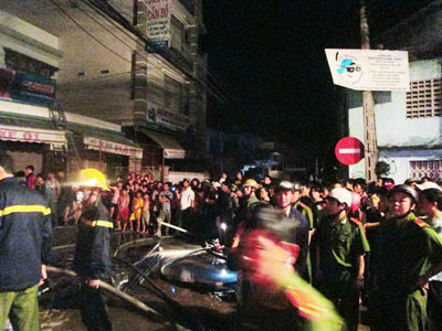 Hàng nghìn người hiếu kỳ vây quanh đám cháy tiệm sơn ở đầu đường Ngô Đến.