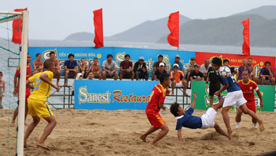 Các vận động viên tranh tài ở môn bóng đá bãi biển tại Đại hội Thể dục thể thao toàn quốc lần 7 tại Nha Trang - Khánh Hòa.