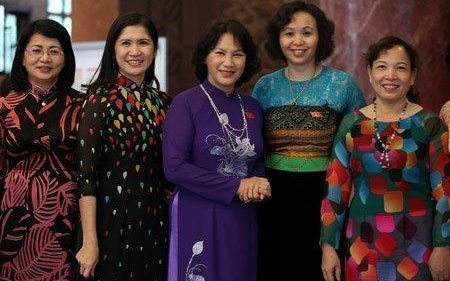 Ủy viên Bộ Chính trị, Phó Chủ tịch Quốc hội Nguyễn Thị Kim Ngân và các nữ đại biểu Quốc hội (Ảnh:VNN)