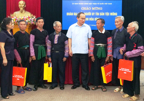  Đồng chí Nguyễn Thiện Nhân, Ủy viên Bộ chính trị, Chủ tịch Ủy ban Trung ương MTTQ Việt Nam thăm hỏi, tặng quà đoàn đại biểu người uy tín dân tộc Mông tỉnh Hòa Bình (Ảnh: TH)