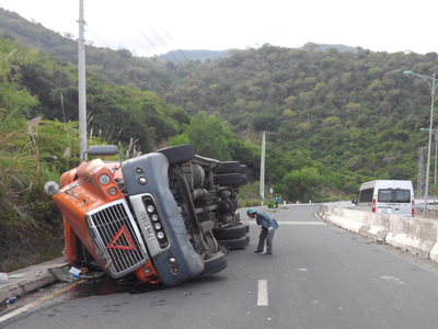 Xe đầu kéo lật trên đèo Cù Hin, 3 người bị thương