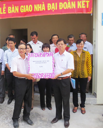  Đồng chí Nguyễn Tấn Tuân tặng quà  cho gia đình ông Nguyễn Công Hiến  tại lễ bàn giao nhà.