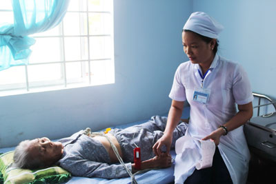  Đo điện tim tại Trạm Y tế xã Cam Phước Đông - Cam Ranh.