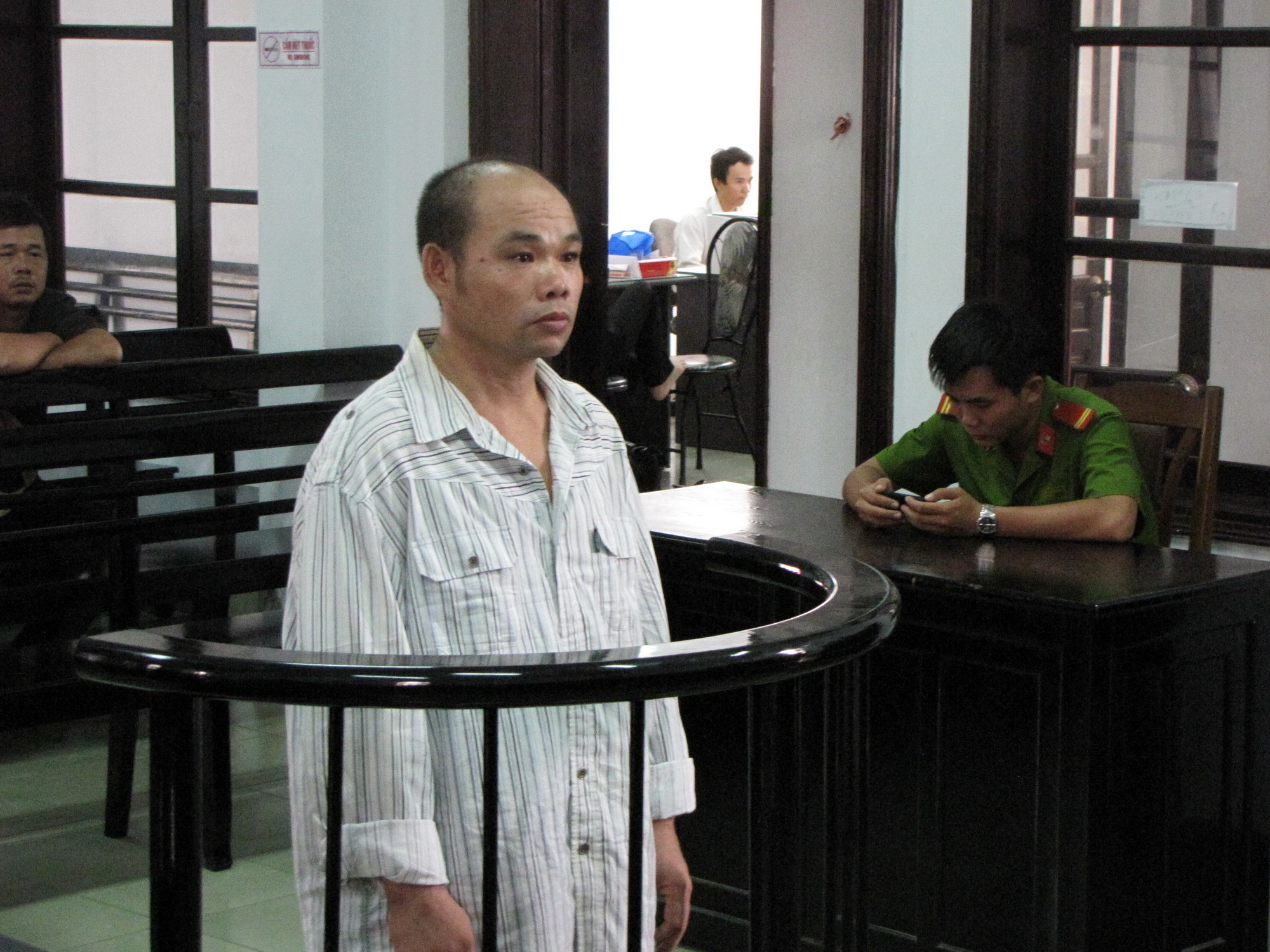 Bị bắt sau khi giật điện thoại