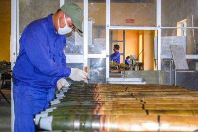 Bảo dưỡng đạn pháo 85mm.