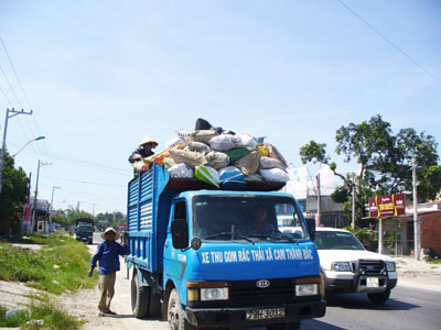 Cựu chiến binh xã tham gia tổ thu gom rác thải. 