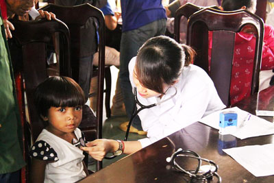 Khám bệnh cho trẻ em xã Ninh Tây.