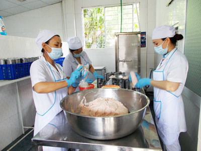 Công nhân định hình sản phẩm trong quy trình sản xuất chả giò sạch khép kín.