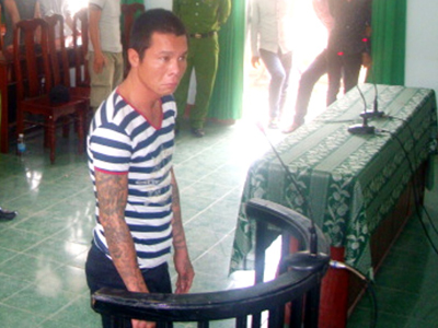 Lãnh án vì vô cớ đập phá tủ của hàng xóm