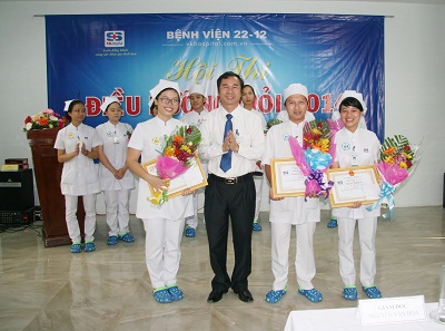 Trao giải thưởng cho các thí sinh đạt giải