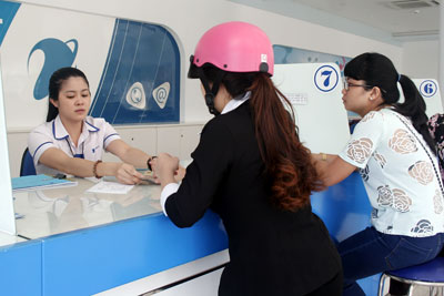 Khách hàng đăng ký sử dụng dịch vụ tại điểm giao dịch của VNPT Khánh Hòa.