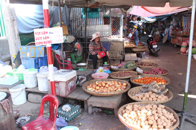 Việc bố trí chỗ buôn bán trên phần đất trước lô sạp cũ của ông Tân là chủ trương của Ban Quản lý chợ Đầm.