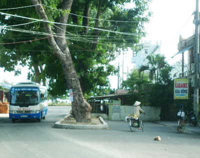 Nhà nằm giữa đường