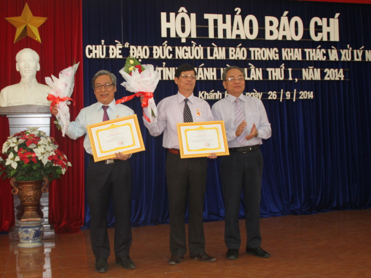 trao tặng Kỷ niệm chương Vì sự nghiệp báo chí Việt Nam cho ông Nguyễn Tấn Tuân và ông Lê Xuân Thân.