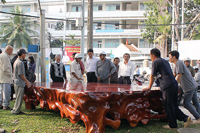 Những tràng kỷ hoành tránh như thế này sẽ không được ưu tiên tại Hội Hoa Xuân 2015