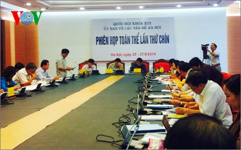 Các đại biểu cùng nhau thảo luận tại phiên họp toàn thể lần thứ 9