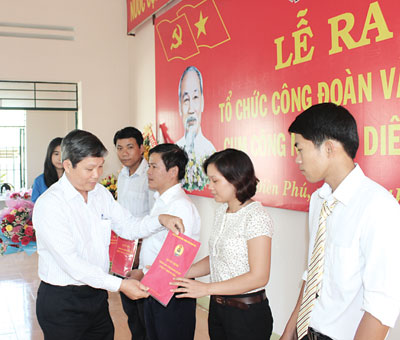 Đại diện Sở Công Thương trao quyết định thành lập công đoàn cơ sở.