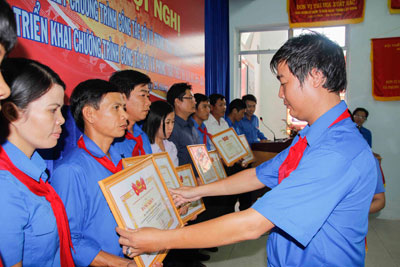 Lãnh đạo Tỉnh đoàn trao bằng khen của Trung ương Đội cho các cá nhân xuất sắc.