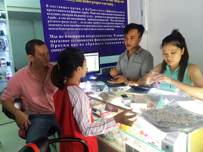 Khách hàng mua Iphone 6 tại một cửa hàng ở Nha Trang.