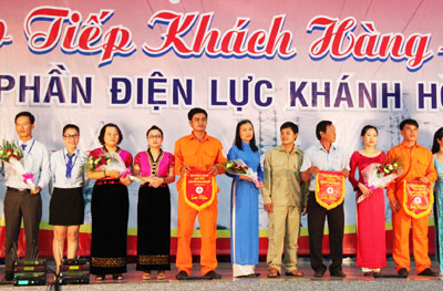 Các thí sinh tham gia Hội thi giao tiếp khách hàng giỏi năm 2014.