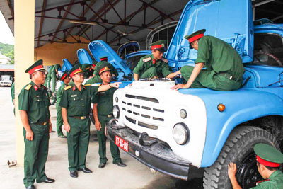 Lãnh đạo nhà trường kiểm tra công tác đào tạo học viên.