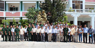 Các cựu chiến binh chụp ảnh lưu niệm tại Bộ đội Biên phòng Khánh Hòa.