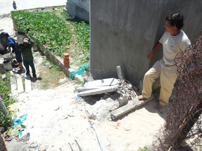 Công trình bờ rào của ông Tuấn bị một số người trong xóm đập phá.