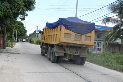 Đường giao thông nông thôn: Xuống cấp vì xe quá tải