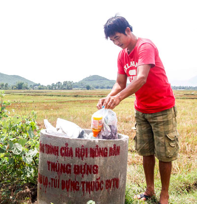 Người dân thôn Xuân Đông thu gom vỏ chai, bao bì thuốc bảo vệ thực vật bỏ vào thùng bê tông.