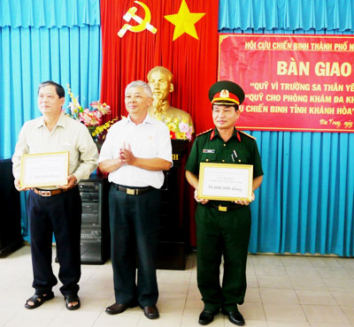 Đại diện Hội Cựu chiến binh Nha Trang trao 30 triệu đồng cho Quỹ “Vì Trường Sa thân yêu”.  Ảnh: Công Thi