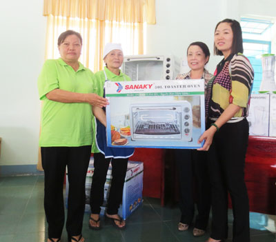 Đại diện lãnh đạo Hội Liên hiệp Phụ nữ tỉnh trao trang thiết bị, dụng cụ hỗ trợ làm nghề nấu ăn.