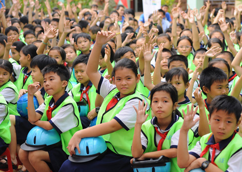 Học sinh cần được trang bị kiến thức về an toàn giao thông. Ảnh: Kiên Cường.