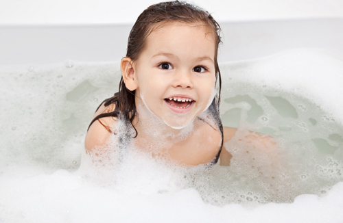 Mẹ nên dạy bé cách vệ sinh cá nhân để rèn tính tự lập.